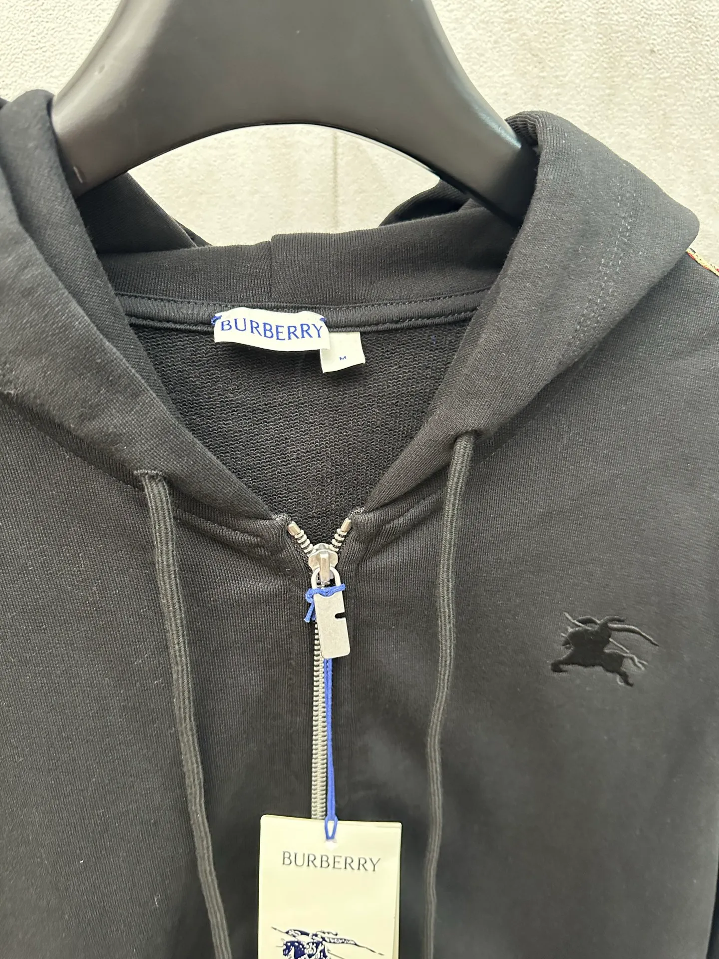 BURBERRY ： ， ， Wear-Resistant， 。 ， ， ， 。 ， ， 1： ， ， ， ， 。 2： 、 、 ， ， ， ， ， ±0.1mm 。 ： SIZE: S M L XL